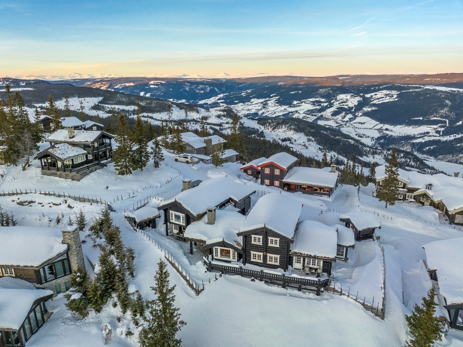En meget innholdsrik og gjennomført fritidsbolig, opparbeidet med to store terrasser, balkong, praktisk skibod, garasje i kjeller samt frittstående stabbur. Flott inngangsparti med tofløyet dør i treverk. Galleribilde