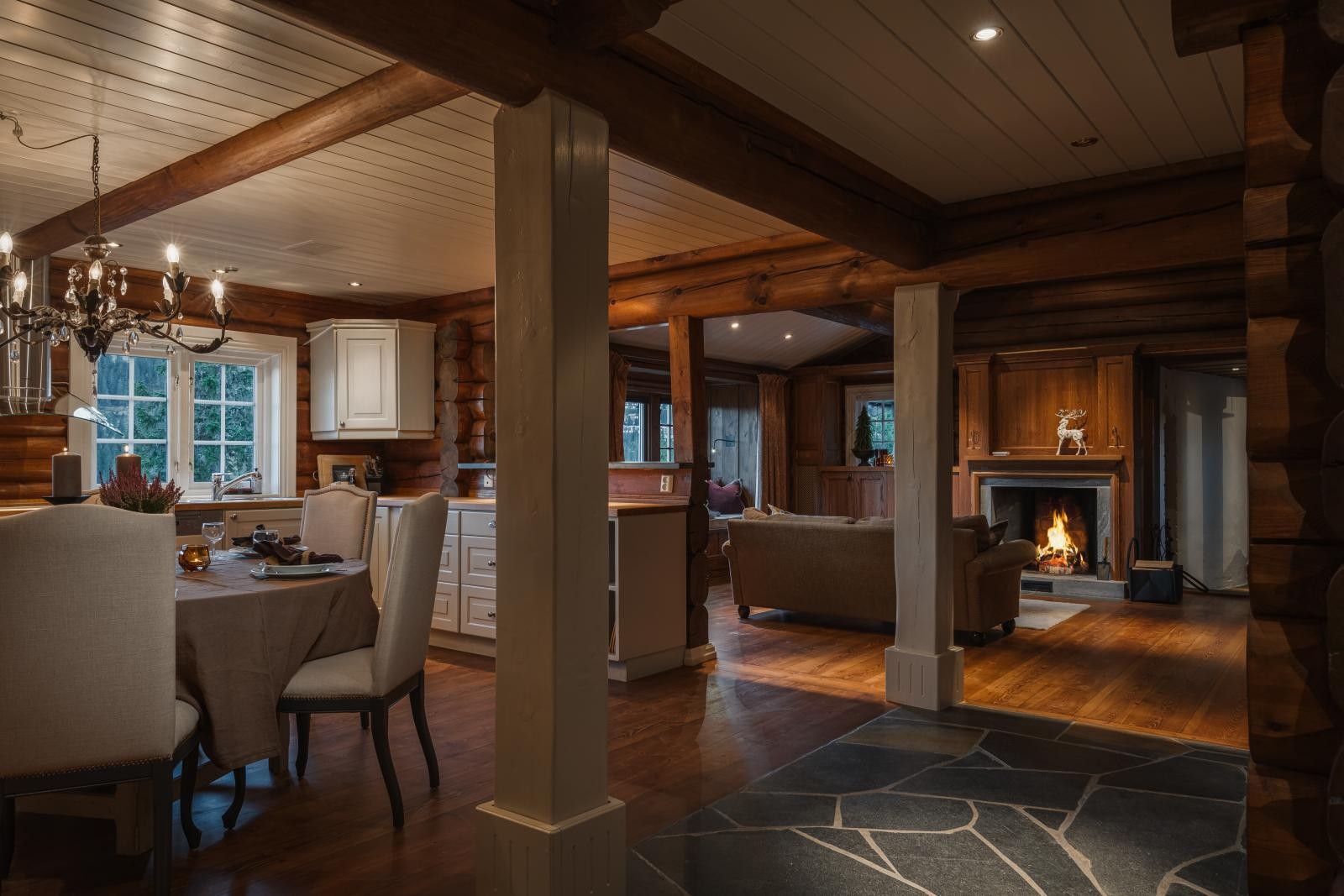 Med to stuer, allrom og spisestue, fem soverom, fire bad/vaskerom, er dette en hytte tilrettelagt for hele storfamilien! Galleribilde