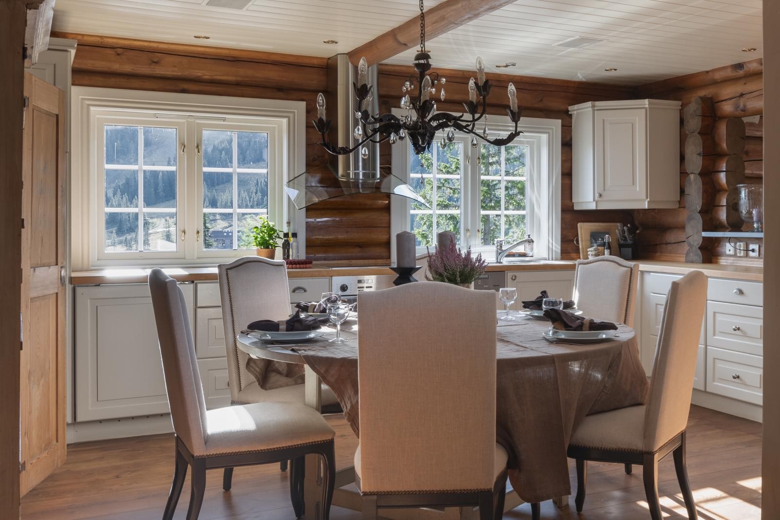 Velutstyrt og romslig kjøkken med utsikt og stor spiseplass - her har man plass til hele familien! Kjøkkenet har integrerte hvitevarer og rikelig med skap- og benkeplass. Galleribilde