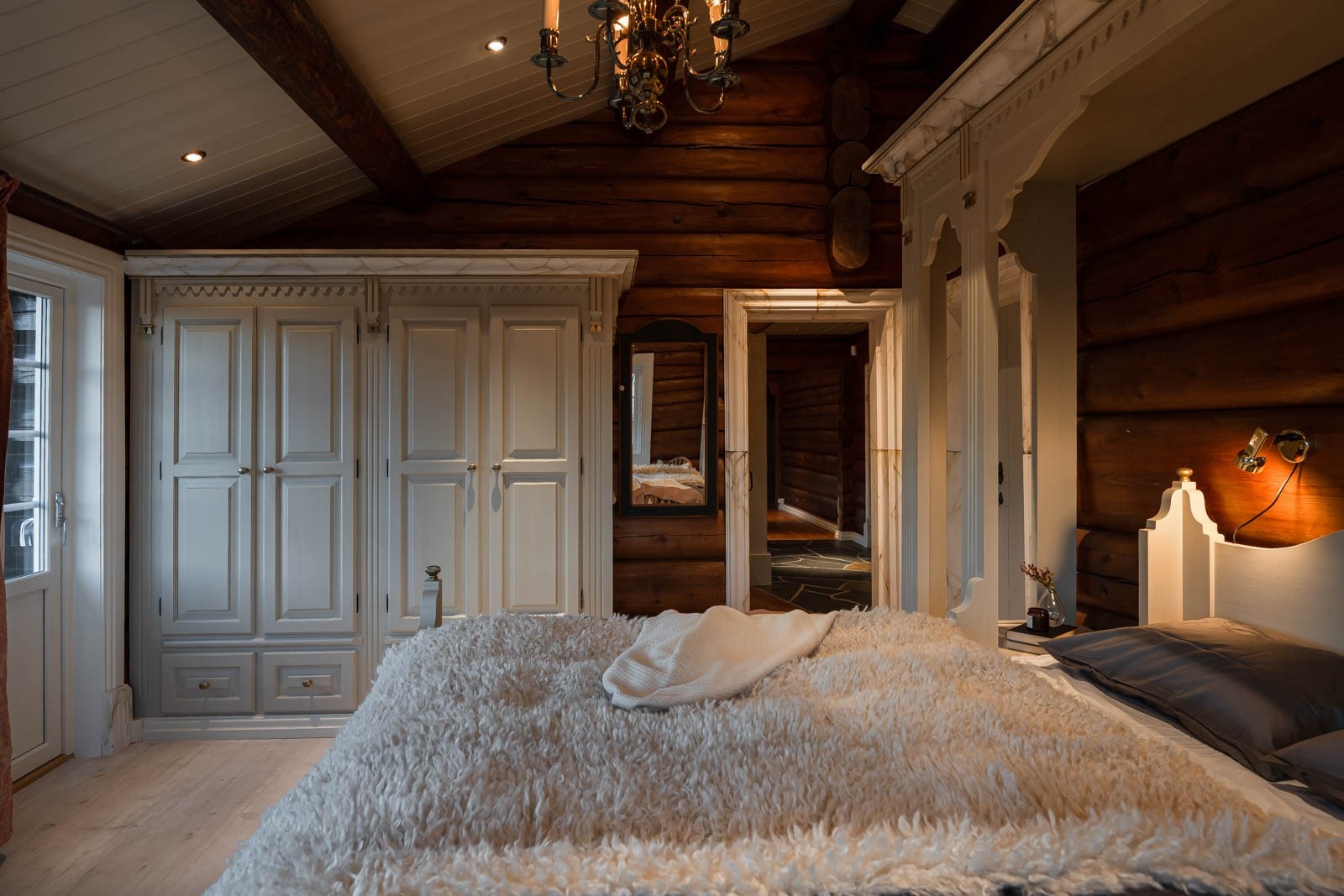 Hytta byr på hele fem gode soverom. Meget lekkert hovedsoverom, plassert i 1. etasje. Galleribilde