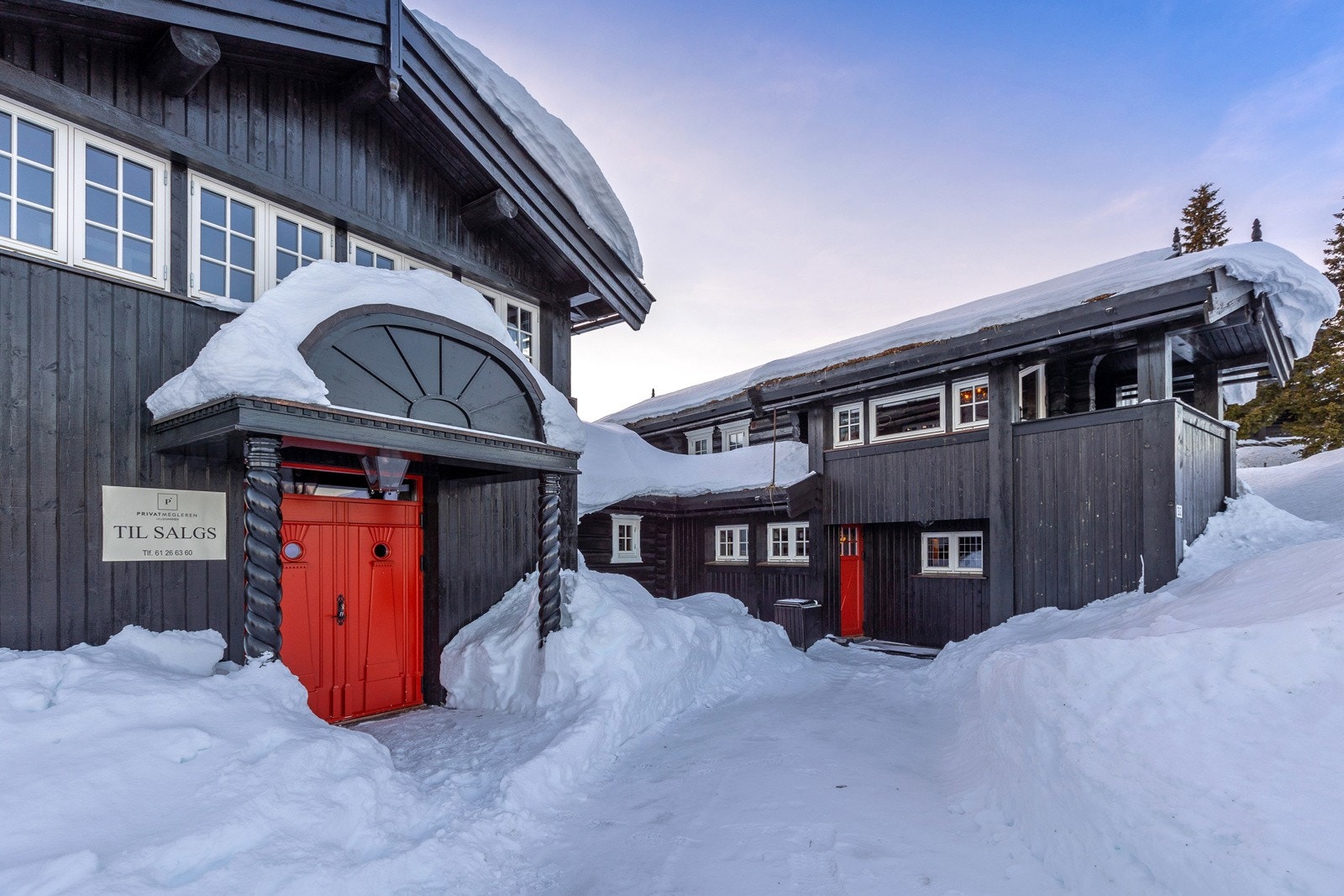 En eventyrlig fritidsbolig med unik plassering på Kvittfjell øst med vidstrakt utsikt og ski inn/ut via tilbringerløype. Galleribilde