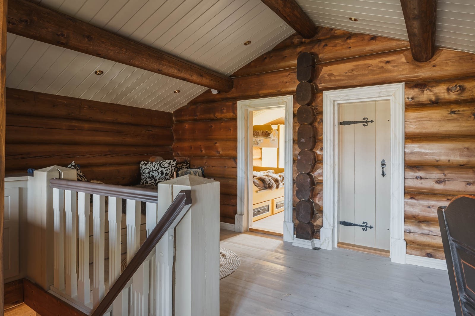 Trapp opp til 2. etasje i hver ende av hytta, med hhv. to soverom i hver del. Galleribilde