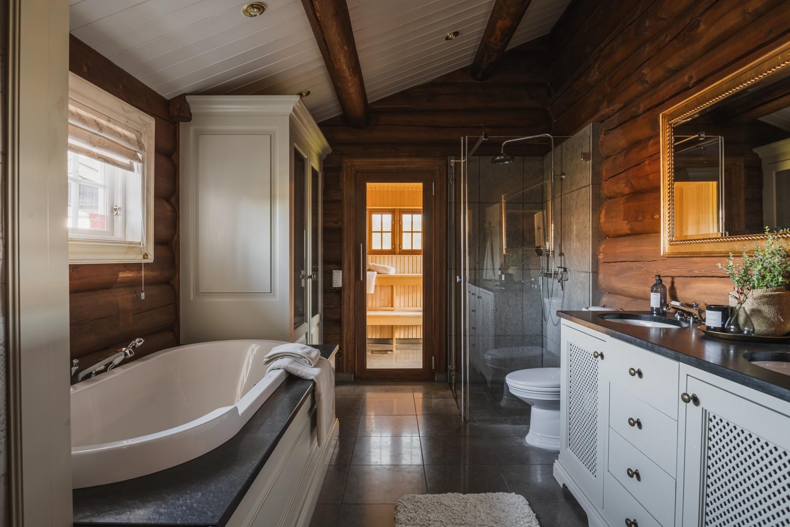 Badet tilhørende hovedsoverommet fører videre inn til badstue. Galleribilde