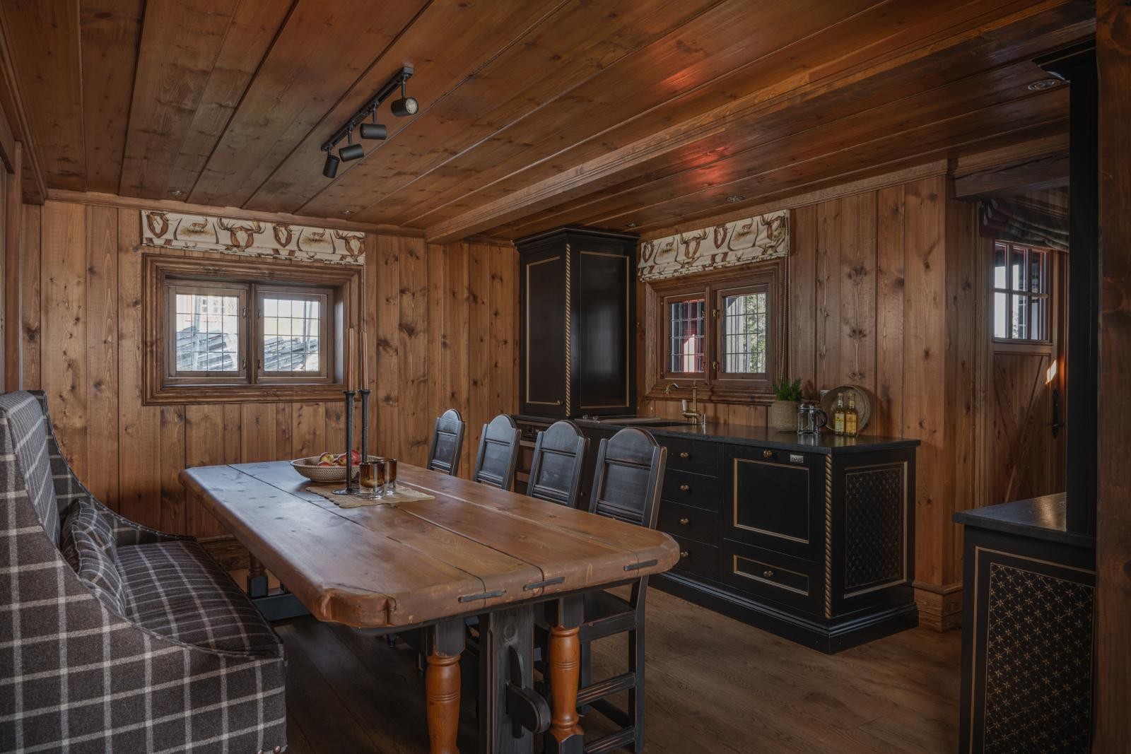 Flott spisestue med anretning, praktisk innredet med eget kjøkken. Her kan det dekkes til mange! Galleribilde