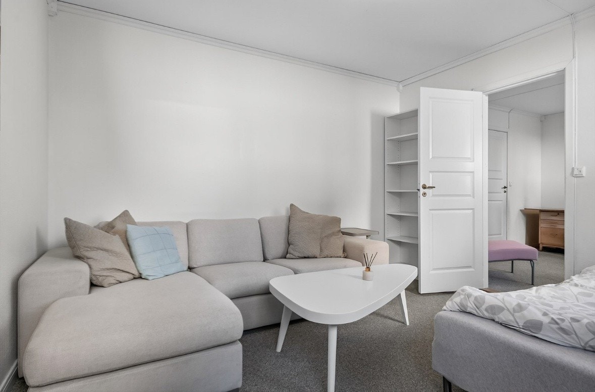 Soverom 1 og 2 pusses opp og får nytt gulv, inngang og farge på veggene før overtakelse Galleribilde