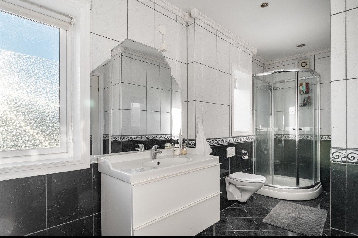 Stort bad. Huset har 3 toaletter og 2 dusjer Galleribilde