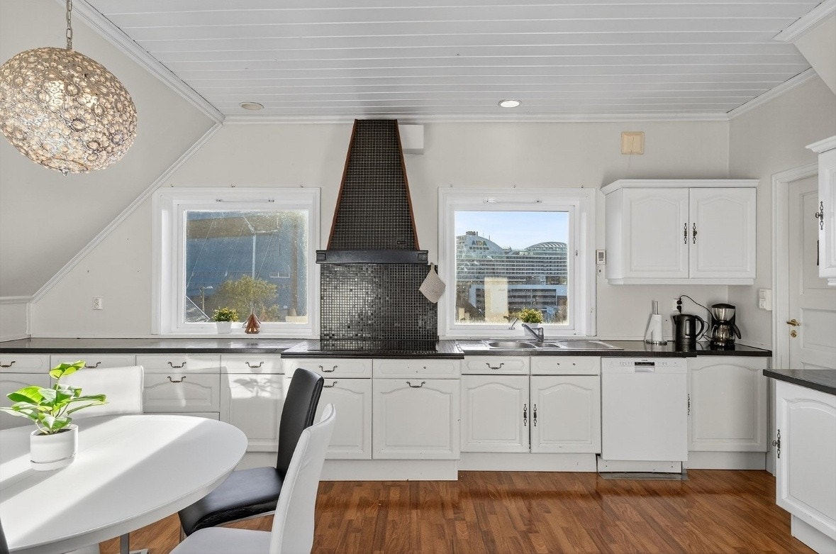 Sosialt kjøkken - god plass til felelsmiddager Galleribilde