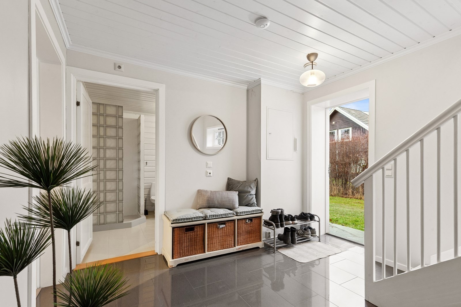 Romslig hall med direkte tilknytning til vaskerommet - svært praktisk på våte høst- og vinterdager. Galleribilde