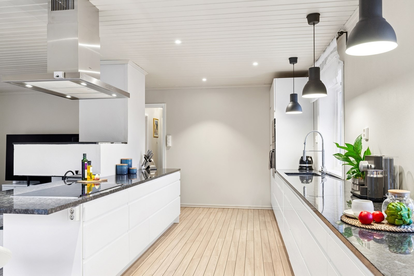 Godt med oppbevaringsplass i skuffer, og meget god benkeplass. Galleribilde