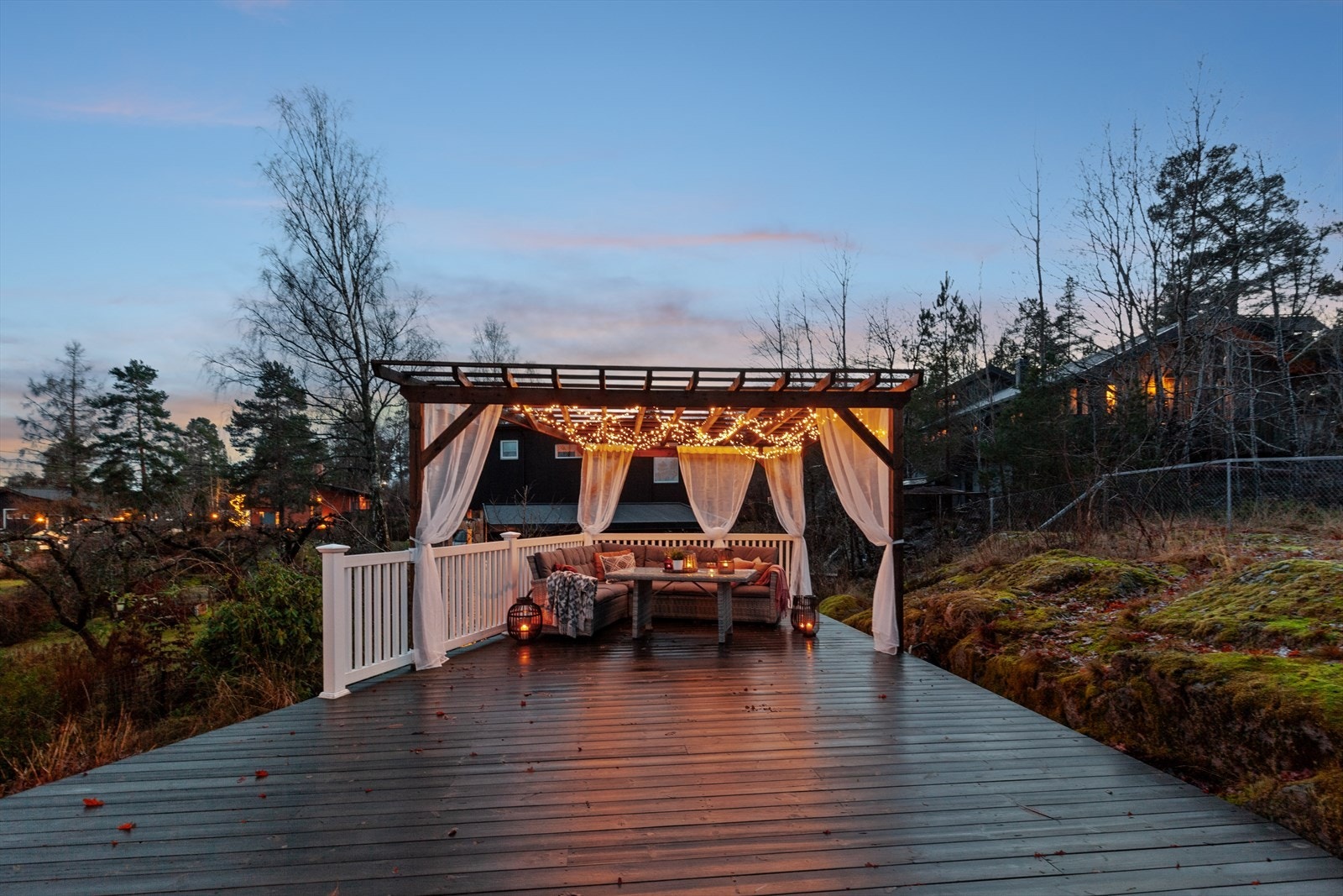 På sommerhalvåret er terrassen svært skjermet og du kan nyte lange og late sommerdager i egen hage helt uten innsyn. Galleribilde