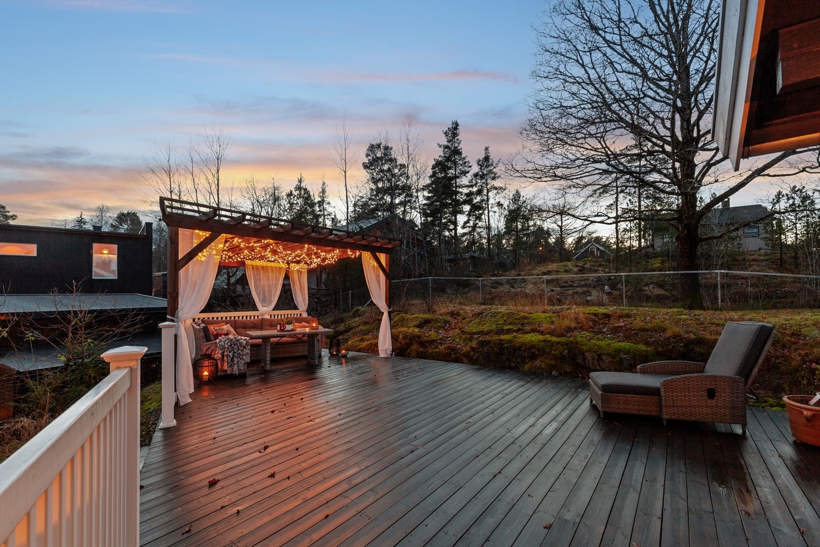Stor og solrik terrasse fra 2020 med pergola. Galleribilde