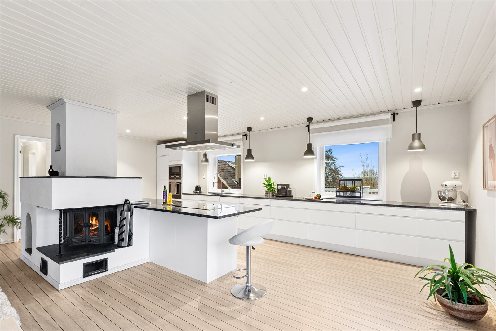 Peisen skaper et naturlig skille mellom stue- og kjøkkendel. Galleribilde