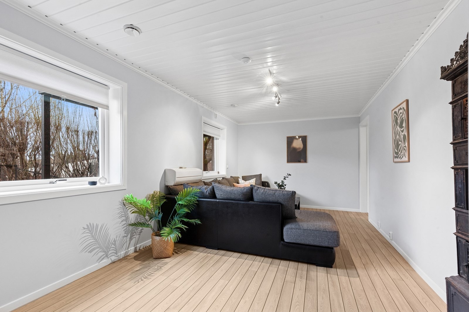 Stor stue med god plass til sofagruppe. Rommet har tidligere vært innredet med kjøkkenhjørne, og kan enkelte tilbakeføres ved ønske om det. Galleribilde