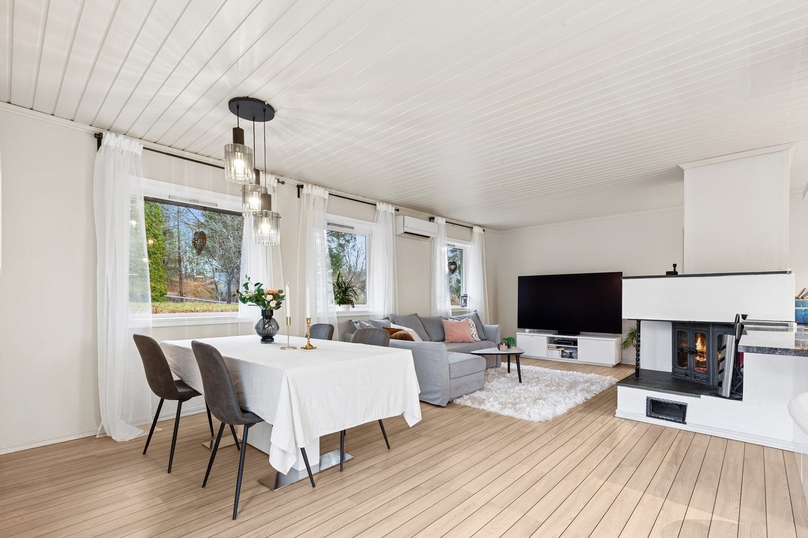 Rommet oppleves lyst og luftig med store vindusflater som slipper inn rikelig med naturlig lys og gir en god atmosfære. Galleribilde