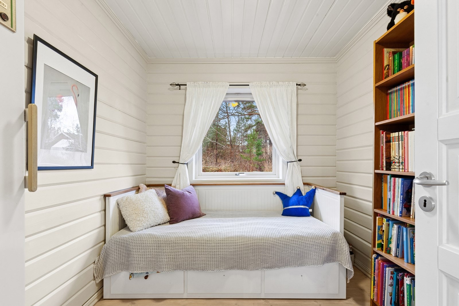 Soverom II med plassbygget skap og god plass til seng. Galleribilde