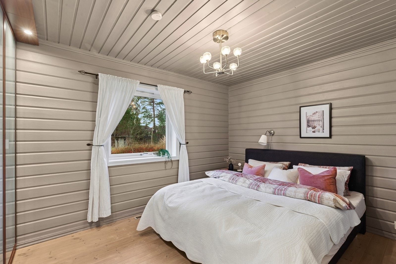 Hovedsoverom med god plass til dobbeltseng og tilhørende nattbord. Rommet er innredet med stort garderobeskap med god oppbevaringsplass. Galleribilde