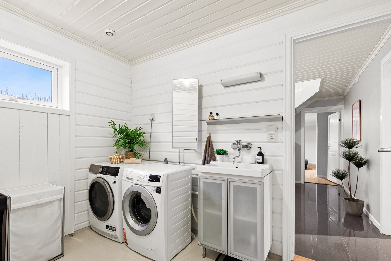 Badet er innredet med toalett, dusjnisje, vask, varmtvannstank og opplegg til vaskemaskin og tørketrommel. Galleribilde