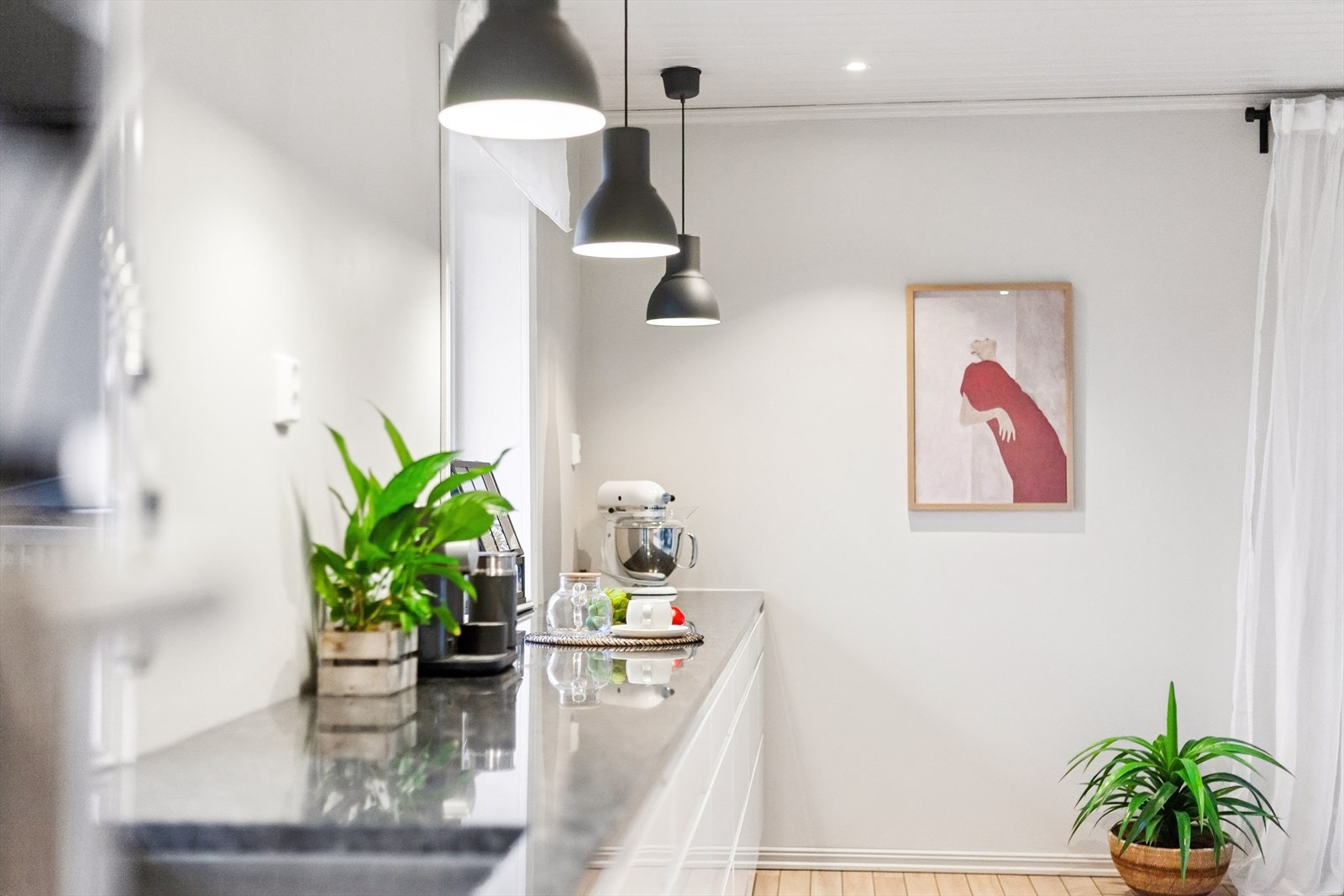 Kjøkkenet er utstyrt med underlimt stålvask med ettgreps blandebatteri, integrerte hvitevarer og komfyrvakt. Galleribilde