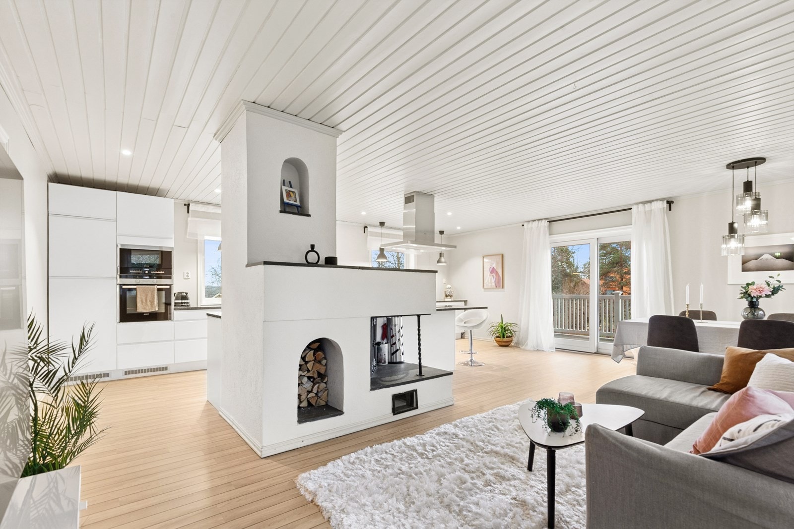 Åpen stue og kjøkkenløsning som skaper en god sosial sone. Galleribilde