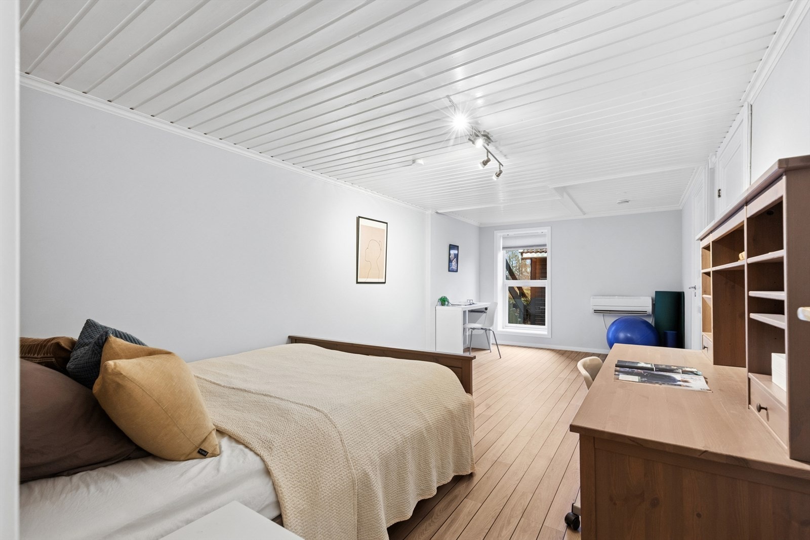 Det er lagt varmefolie under alle laminatgulv i underetasjen. Galleribilde