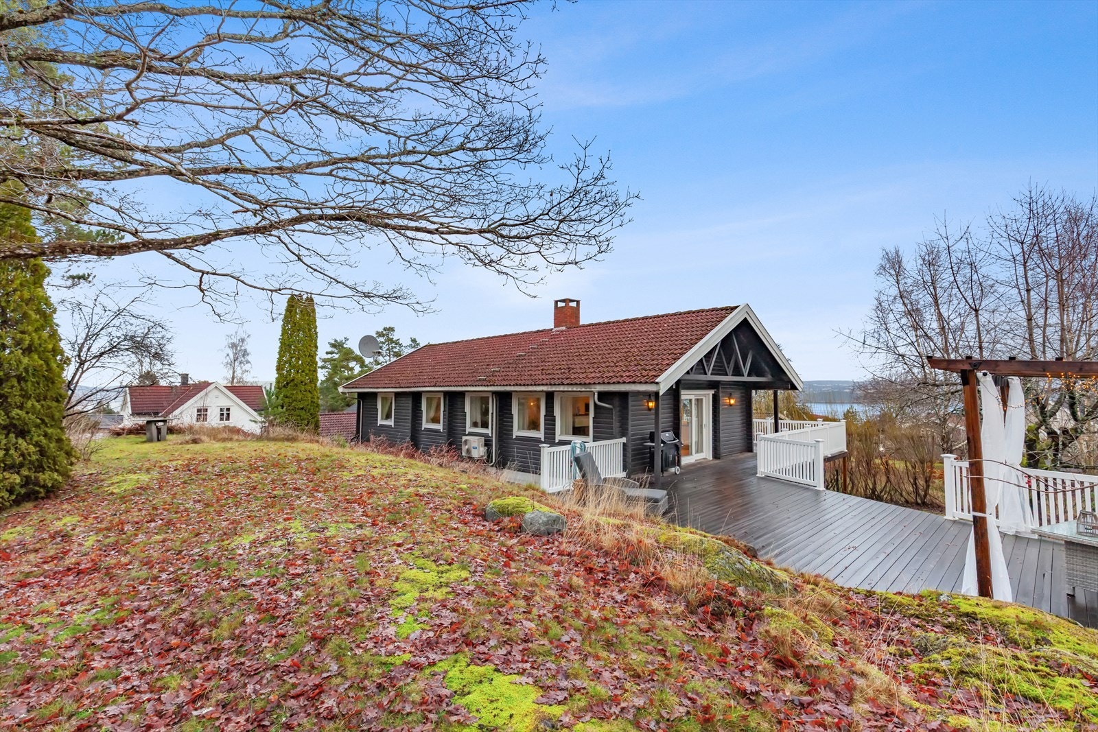 Tomten er på litt over 1 mål og har god boltreplass for hele familien. Galleribilde