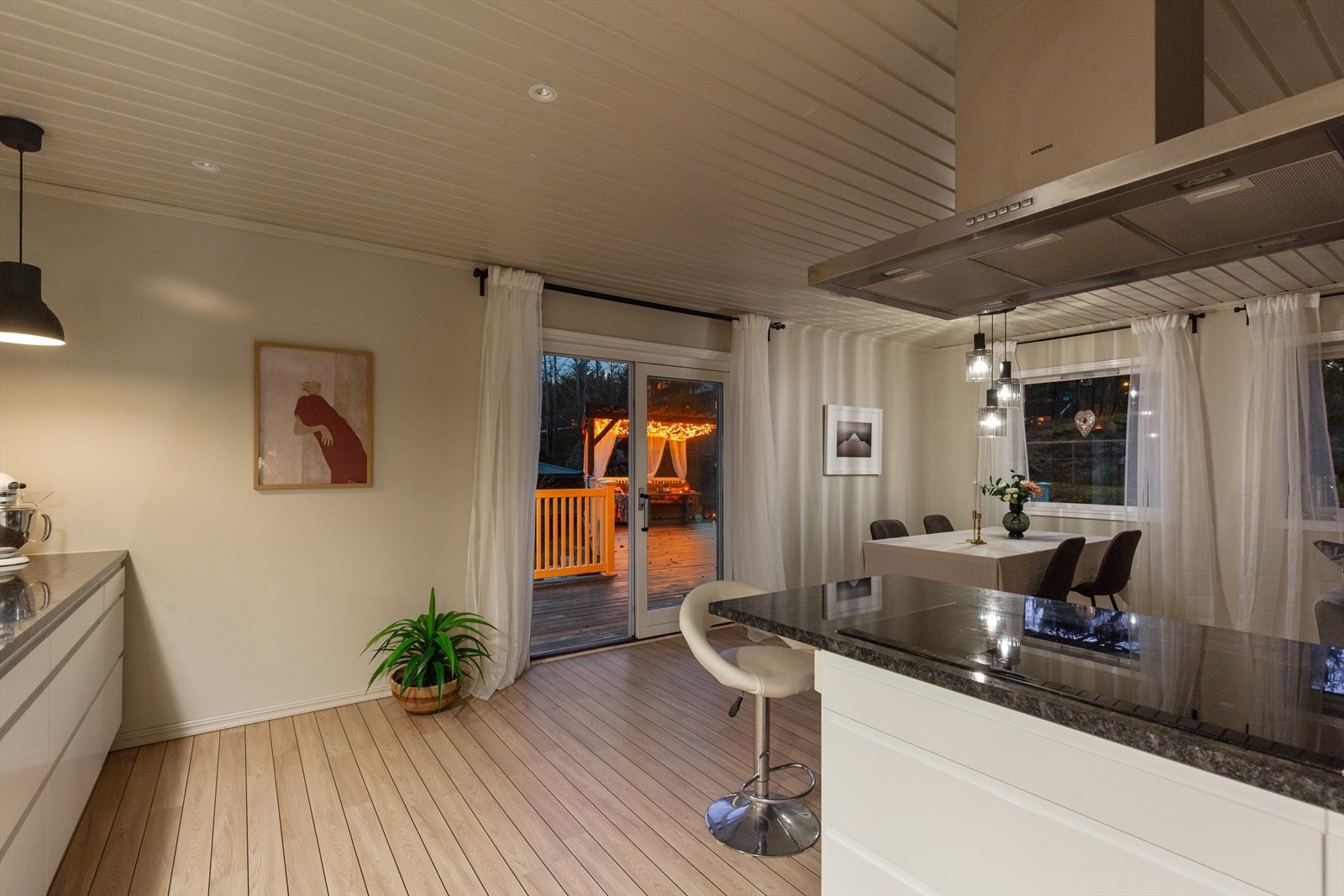 Fra stuen og kjøkkenet er det utgang til flott uteområde, fin forlengelse av rommet på sommerhalvåret. Galleribilde