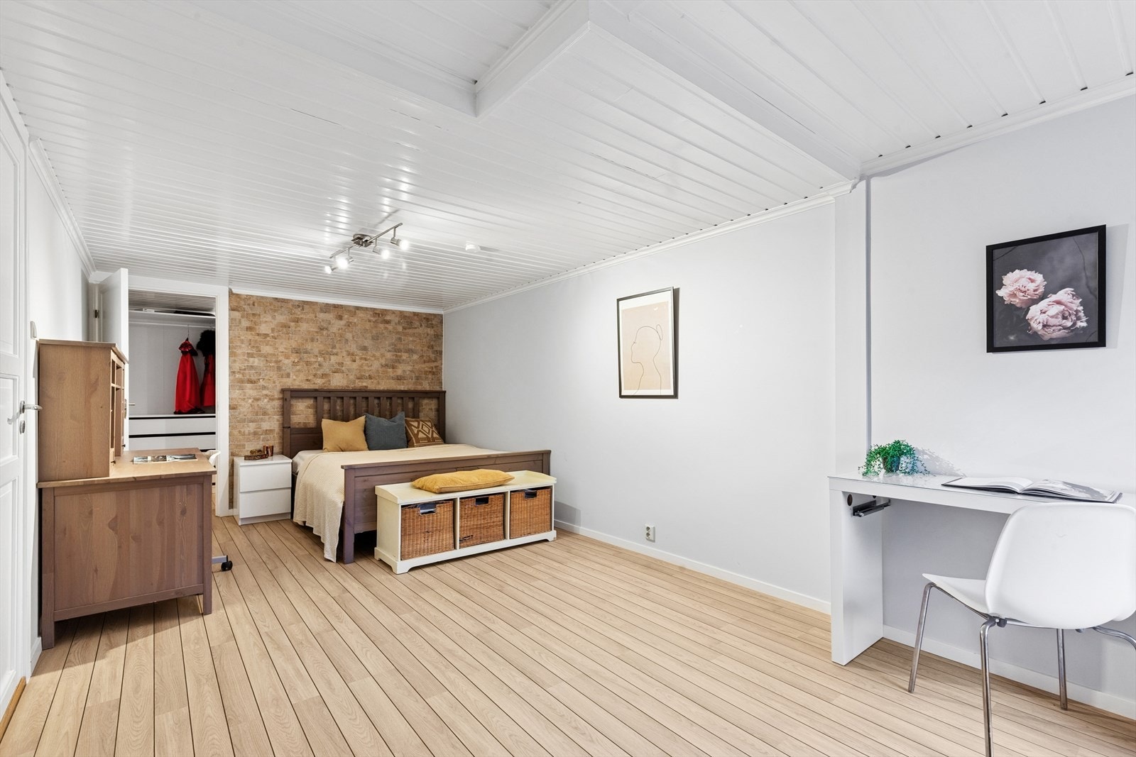 Rom innredet som soverom med egen walk-in garderobe. Rommet har en svært god størrelse og har flere bruksmuligheter. Rommet var opprinnelig tiltenkt som trimrom. Galleribilde