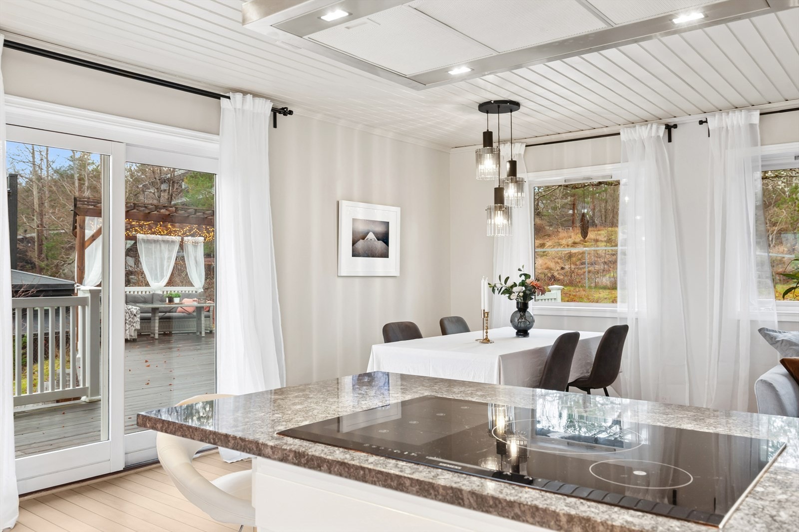 På enden av kjøkkenbenken er det barløsning med plass til et par barkrakker. Galleribilde