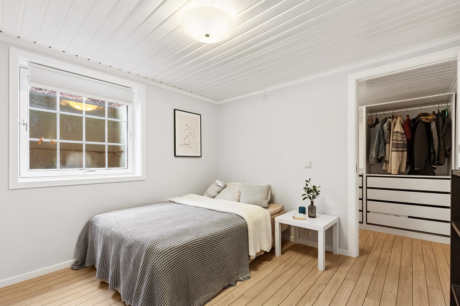 Rom innredet som soverom med egen walk-in garderobe. Meget god plass til oppbevaring av klær. Galleribilde