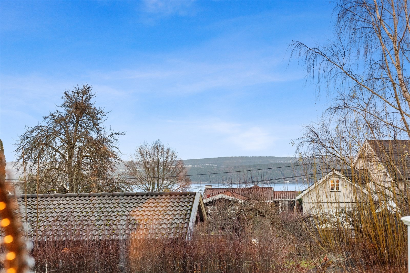Fra kjøkkenvinduet er det hyggelig utsyn mot fjorden. På denne siden står solen opp og du kan oppleve mange vakre soloppganger fra kjøkkenet. Galleribilde