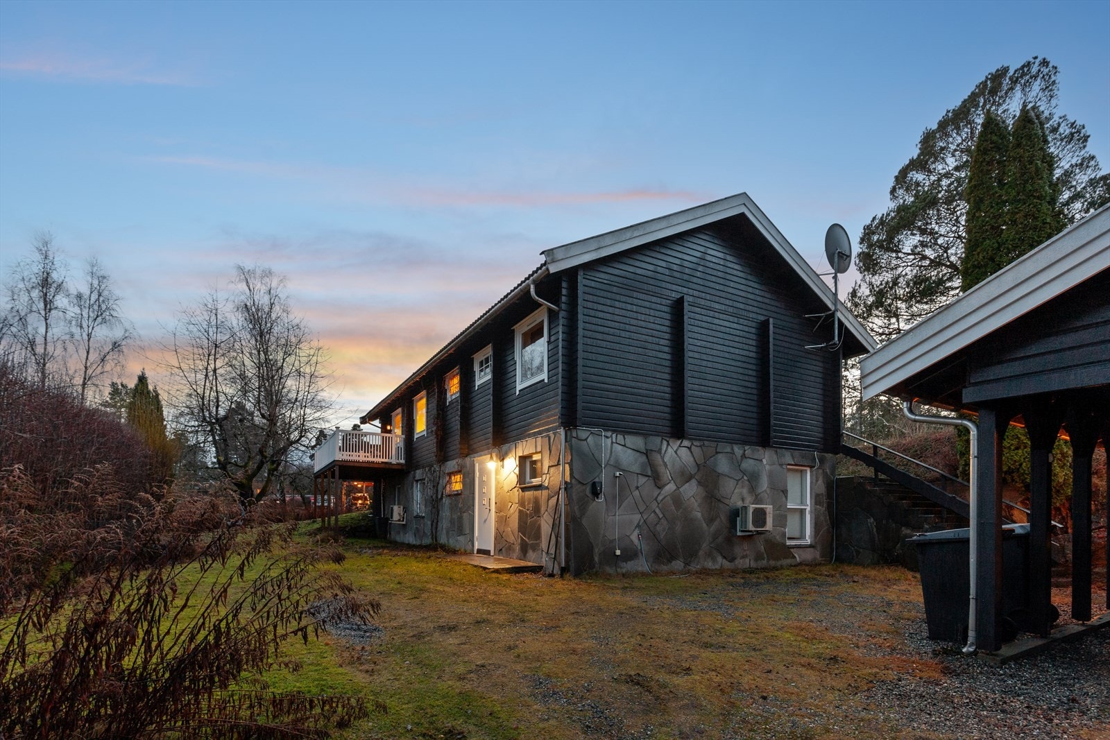 Eiendommen har parkering i carport og har ellers god plass til parkering på egen tomt. Galleribilde