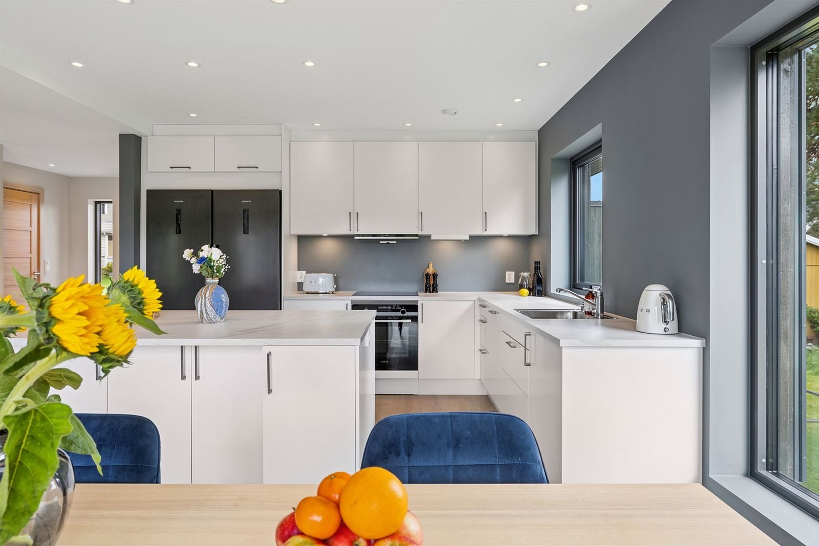 Det er meget godt med skap, skuffer og arbeidsflater på kjøkkenet Galleribilde