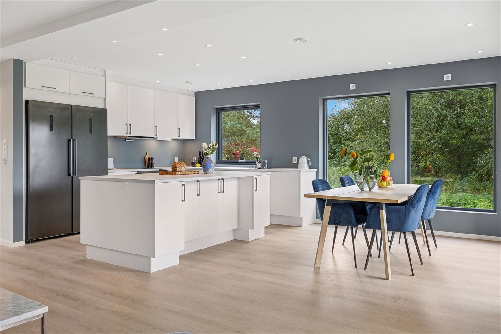 Løsningen legger godt til rette for en naturlig spisestueplass, med praktisk tilknytning til kjøkkenet Galleribilde