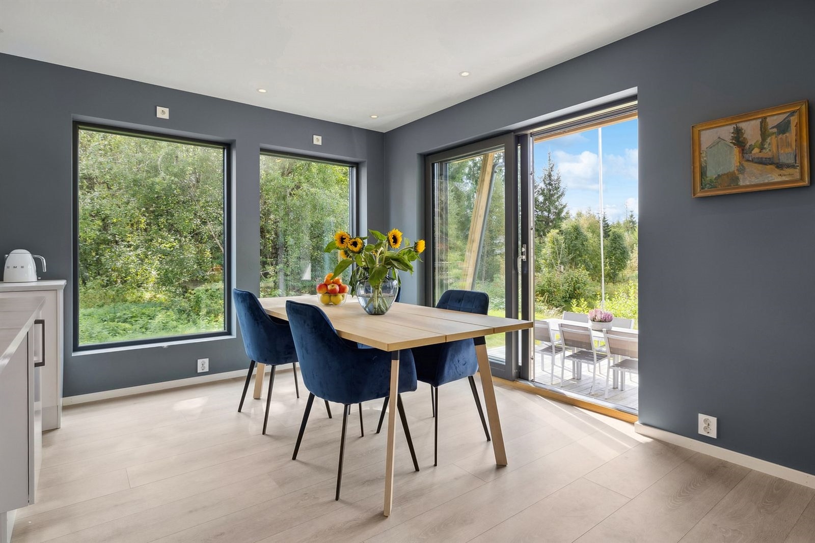 Fra spisestuen er det terrassedører ut til markterrasse på ca. 35 kvm. Galleribilde