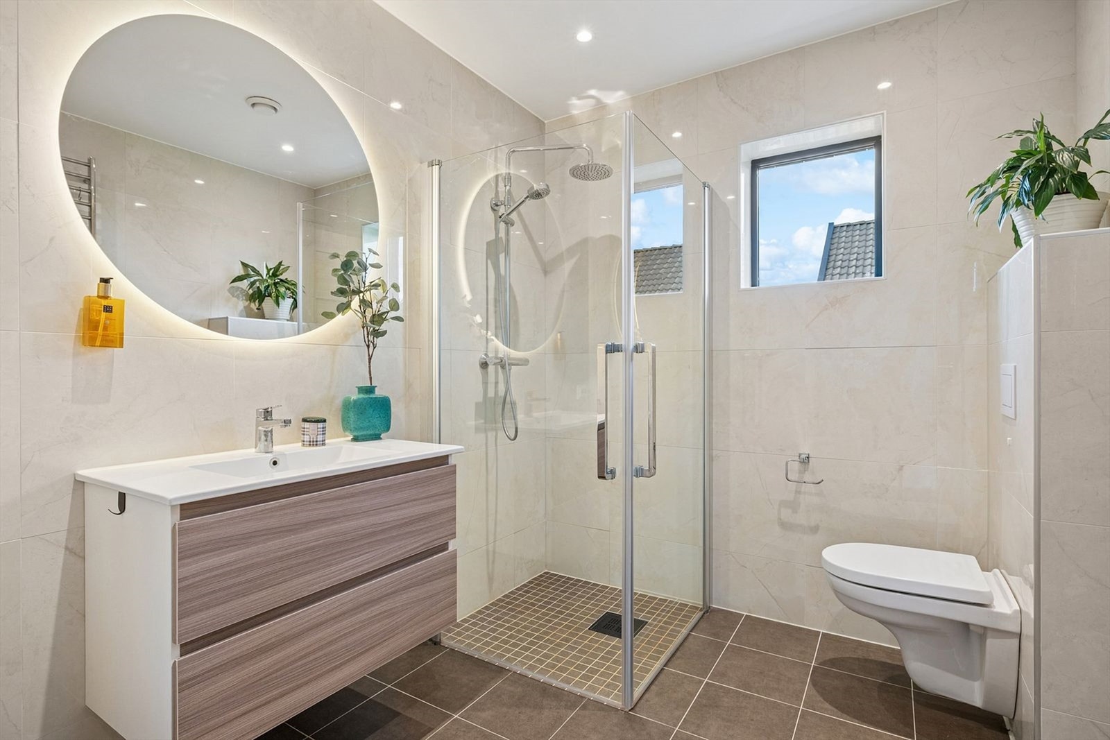 Deikat, flislagt bad med gulvvarme Galleribilde