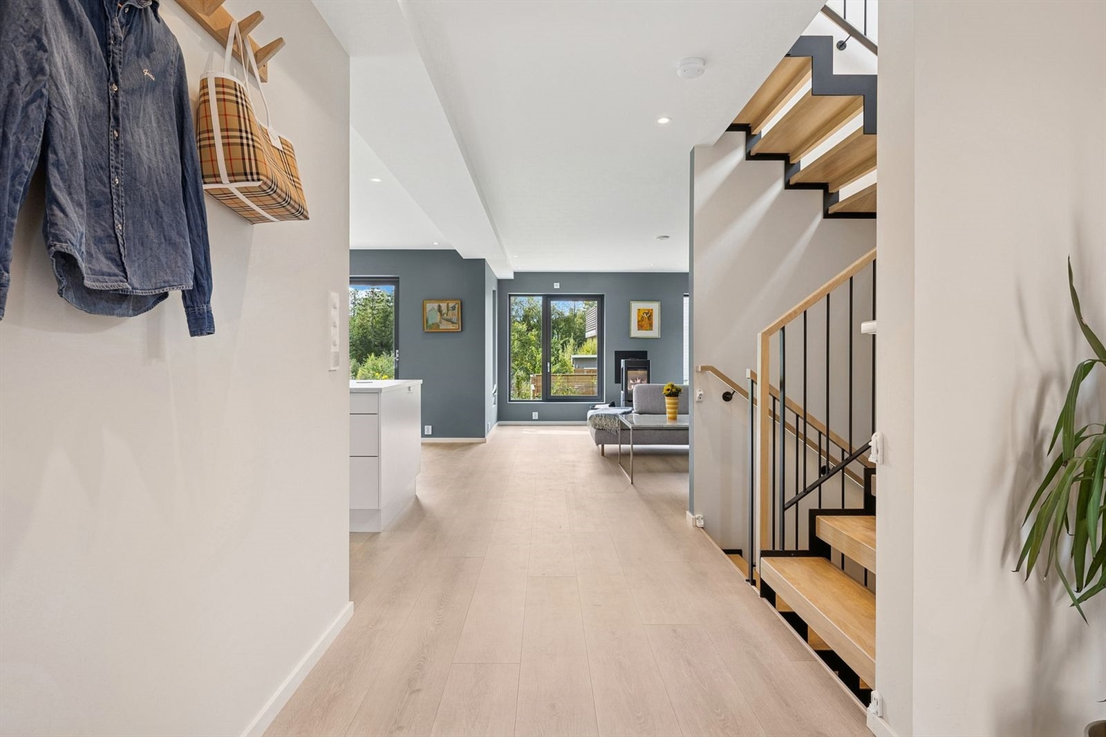 Hele 1. etasje har gulvvarme Galleribilde