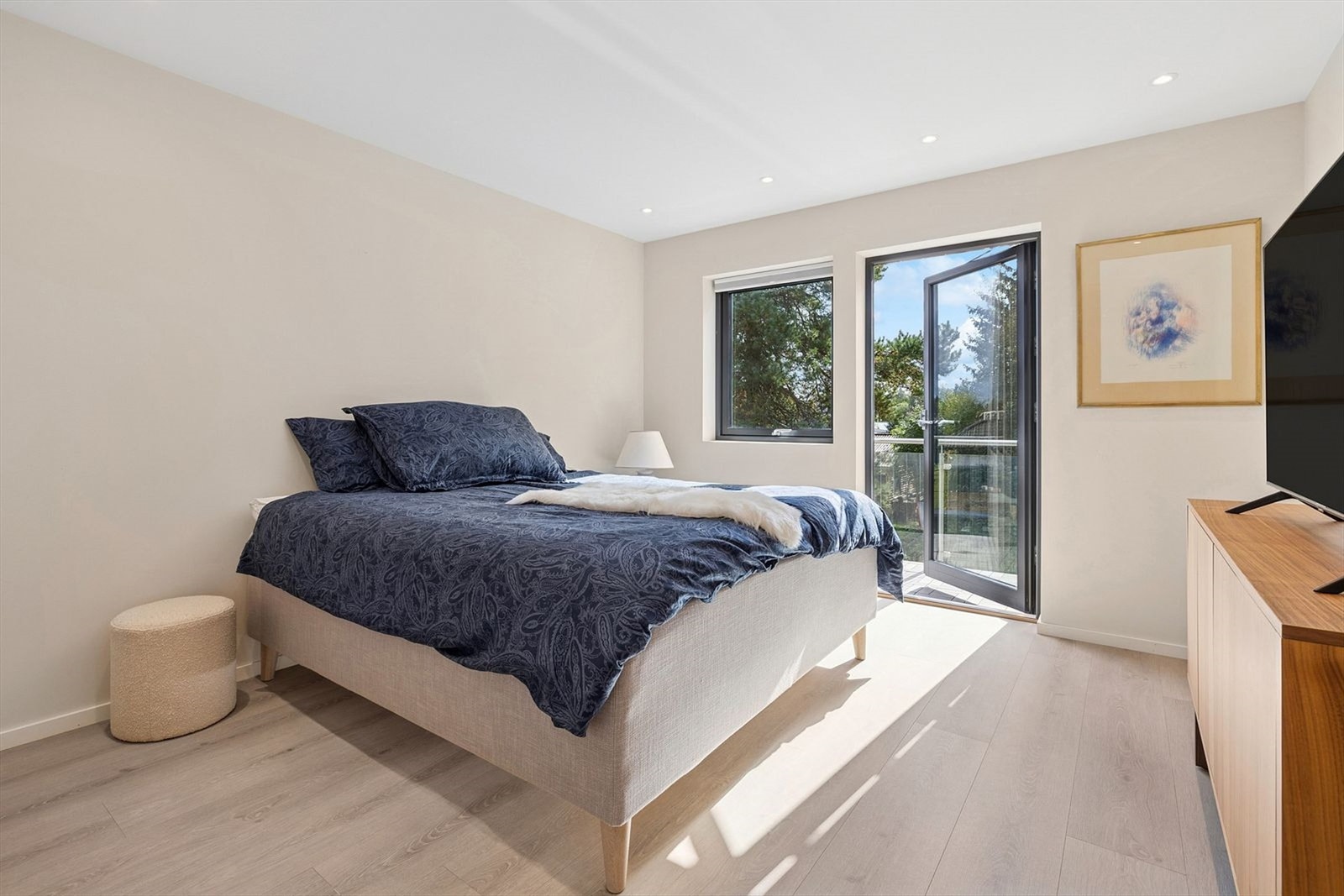 Soverommet har god plass til dobbeltseng og tilhørende møblement Galleribilde