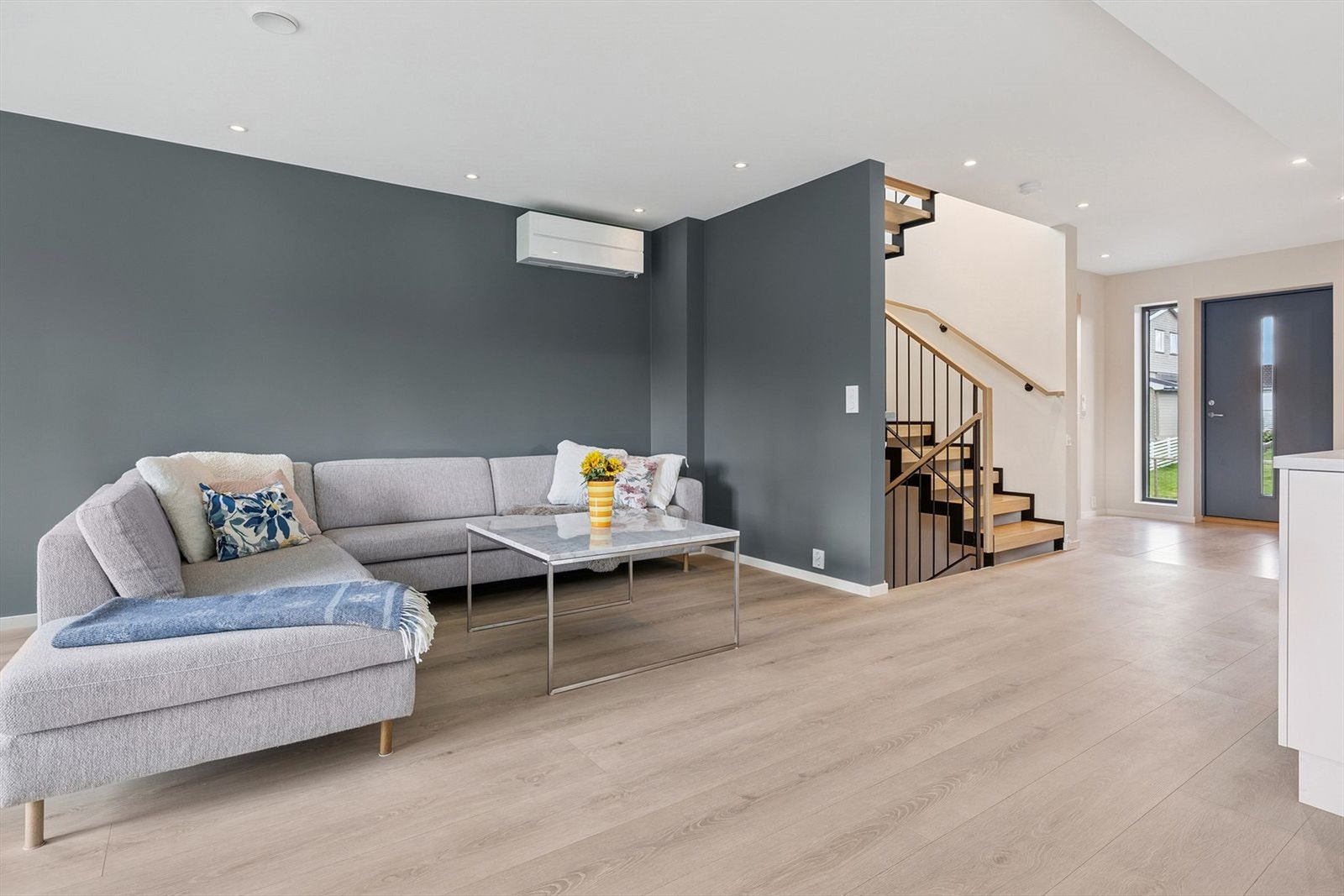 Stuen kan møbleres på flere måter, med eller uten tv Galleribilde