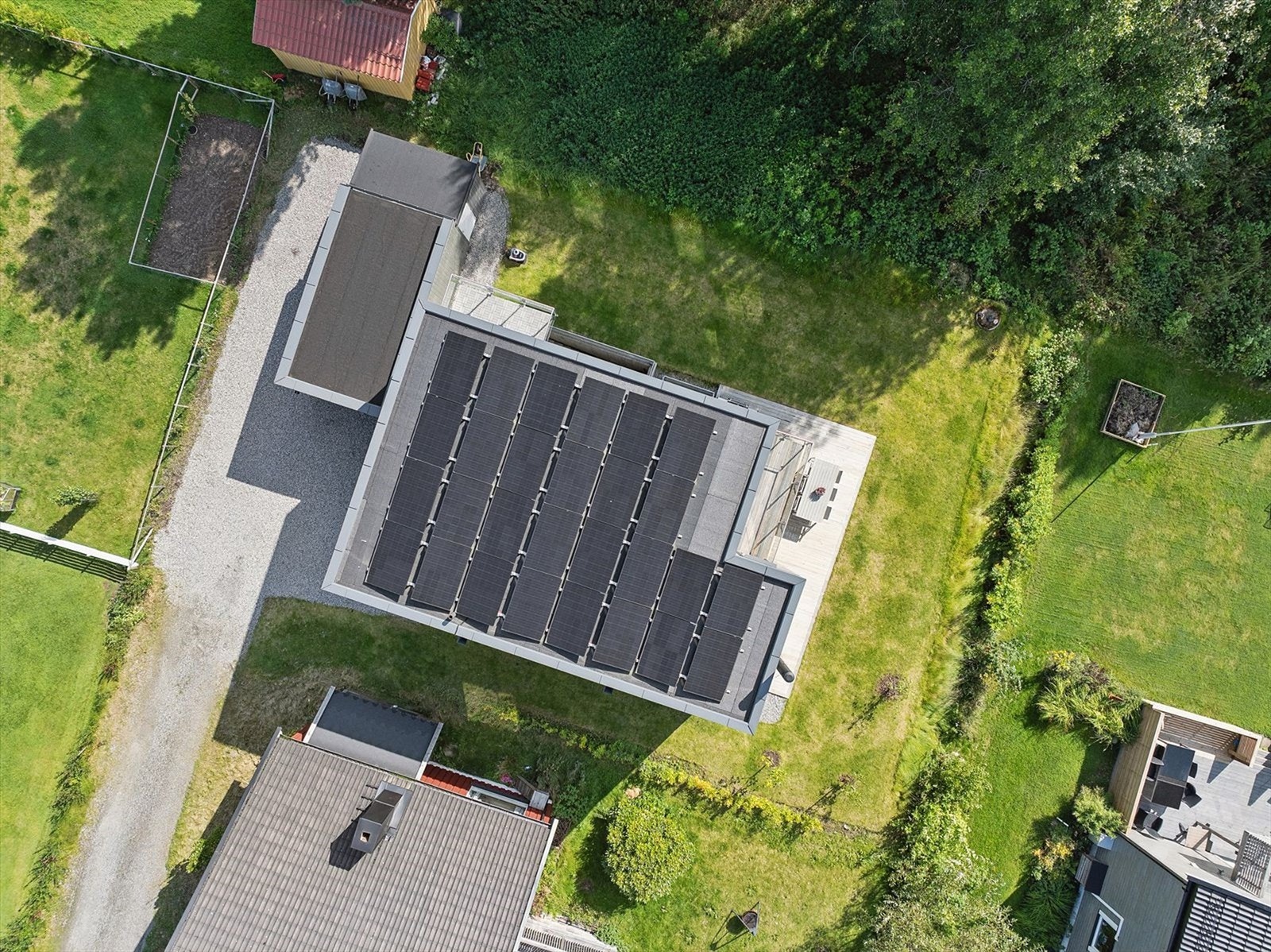 Solcelleanlegg på taket bidrar til reduserte energikostnader Galleribilde