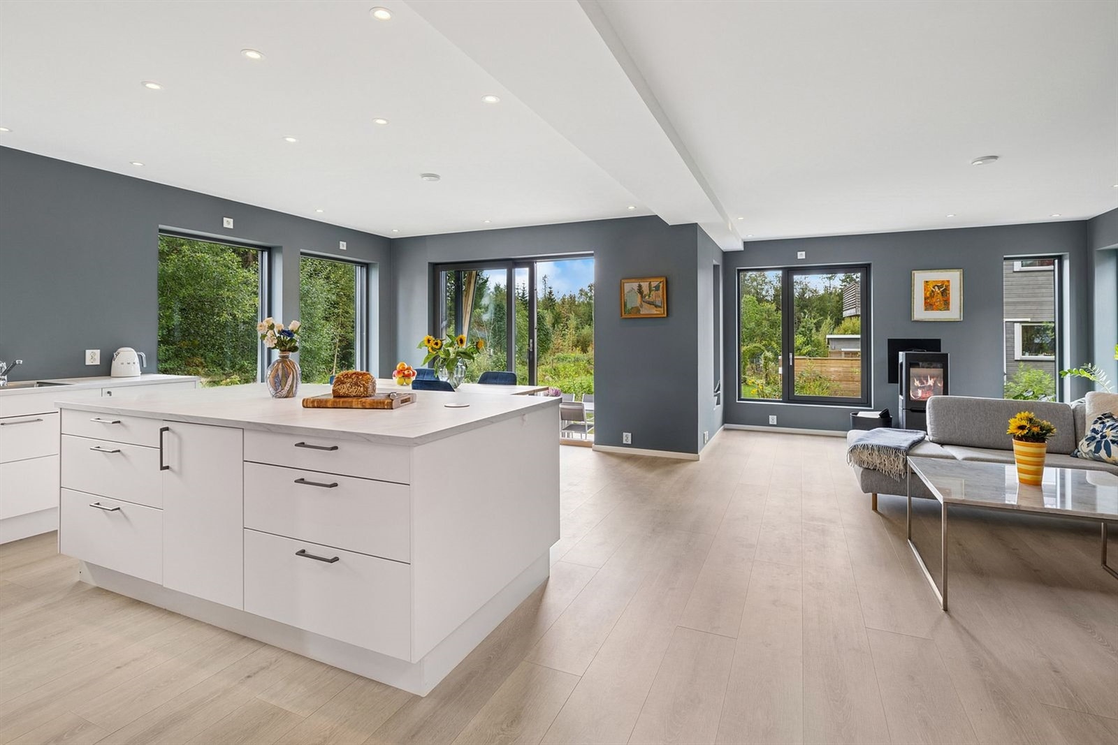 Åpen løsning mellom stue og kjøkken gir en luftig romfølelse Galleribilde