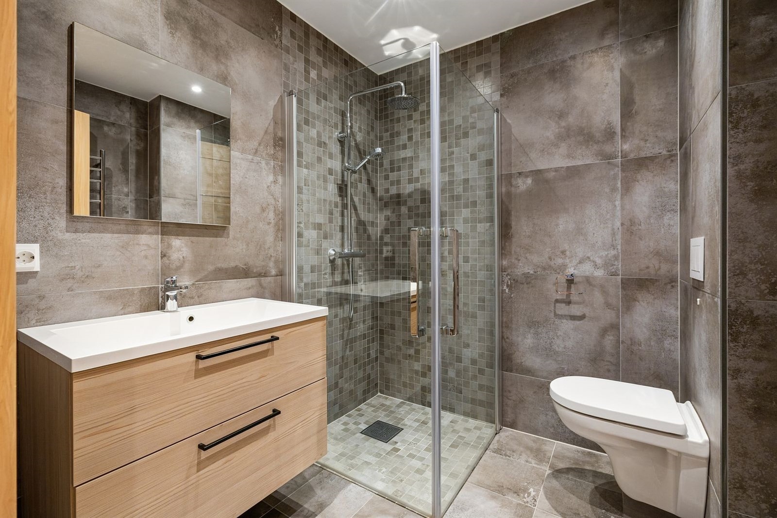 Flislagt bad med gulvvarme i hybel Galleribilde