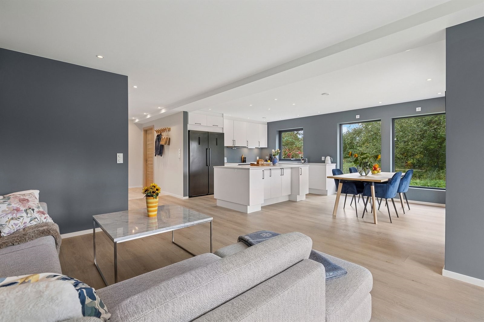 Stort og luftig stue/kjøkken i åpen løsning Galleribilde