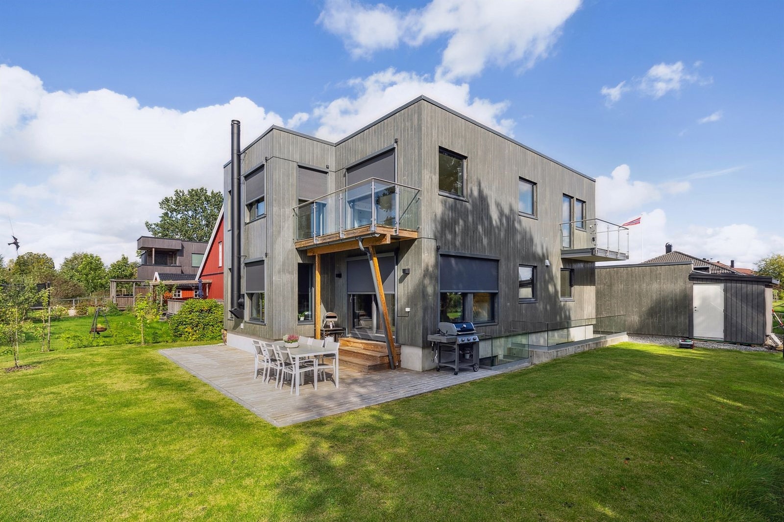 En moderne familiebolig med god boltreplass både inne og ute Galleribilde