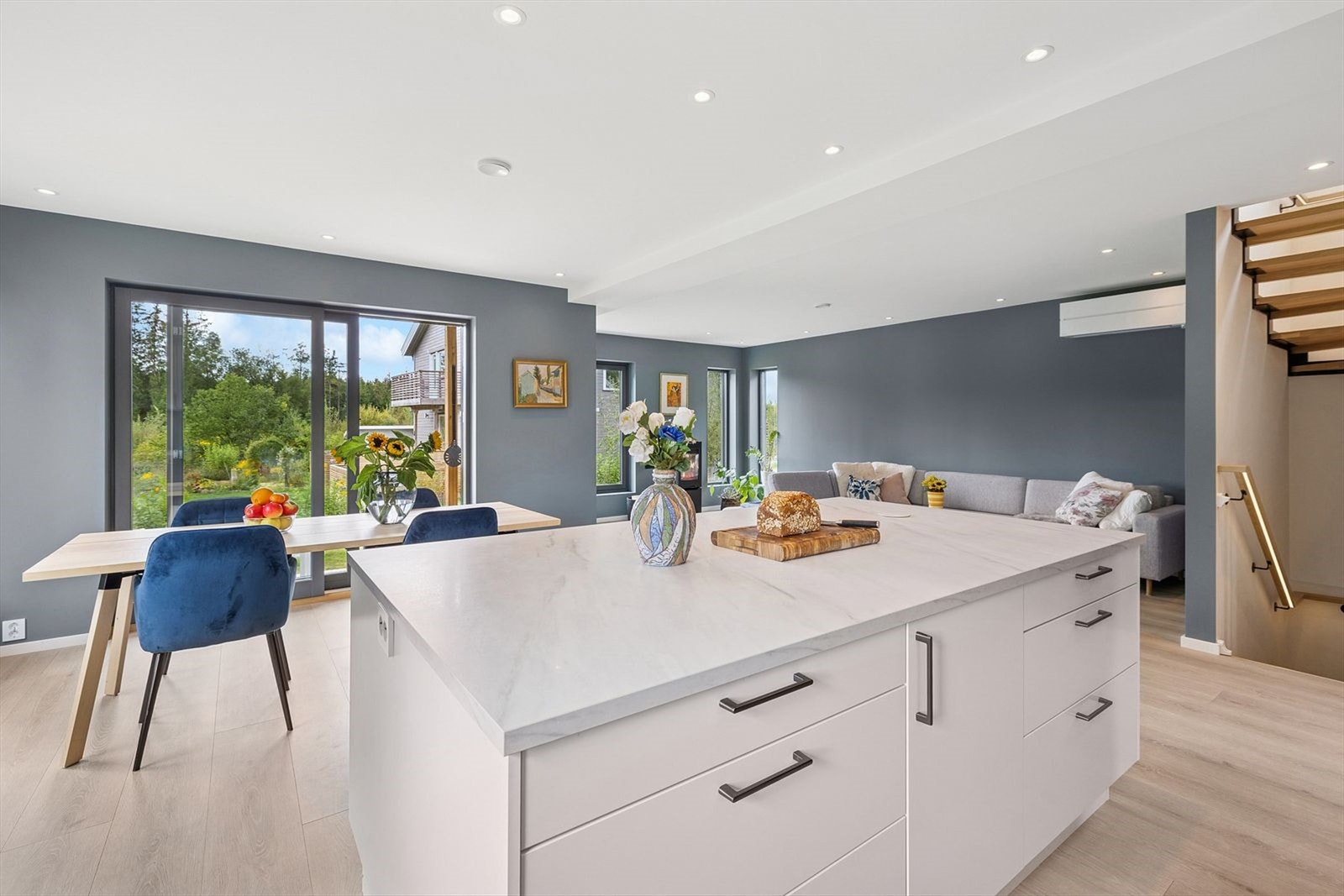 Kjøkkenet er utvidet med en praktisk kjøkkenøy, som gir rikelig med benkeplass og oppbevaringsmuligheter Galleribilde