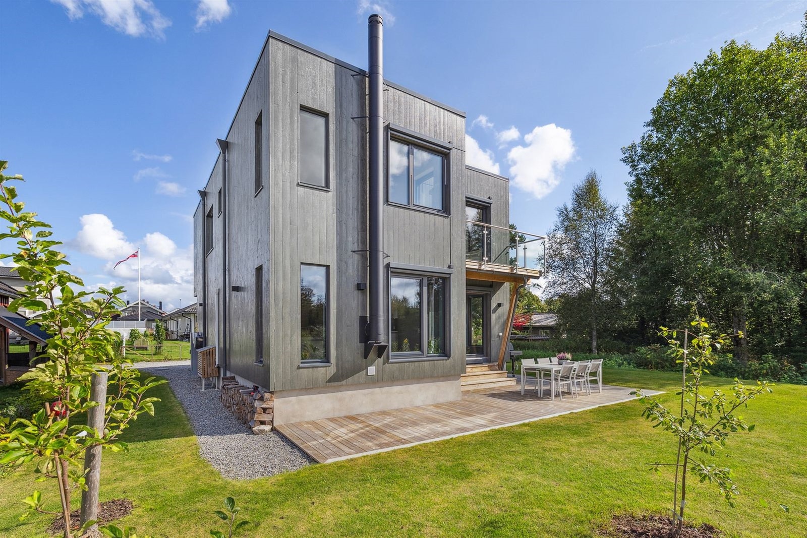 Hagen er pent opparbeidet med frukttrær, plen og hekk Galleribilde