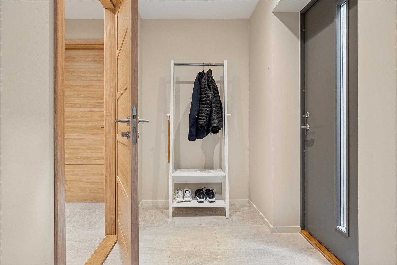 Hybelen har eget inngangsparti og gang Galleribilde