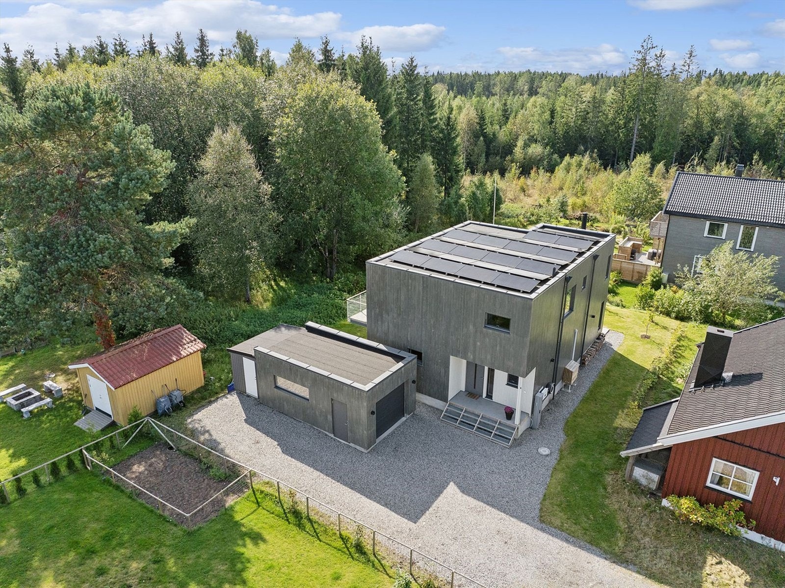 Gruslagt gårdsplass med mulighet for oppstilling av flere biler Galleribilde