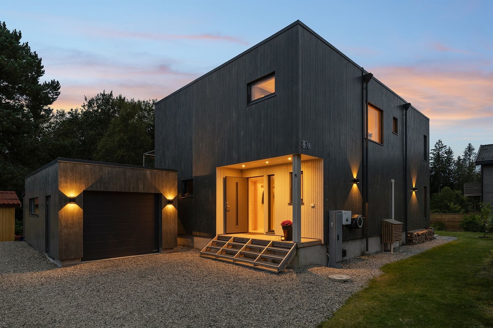 Garasjen er ca. 19 kvm. og er utstyrt med lader til elbil Galleribilde