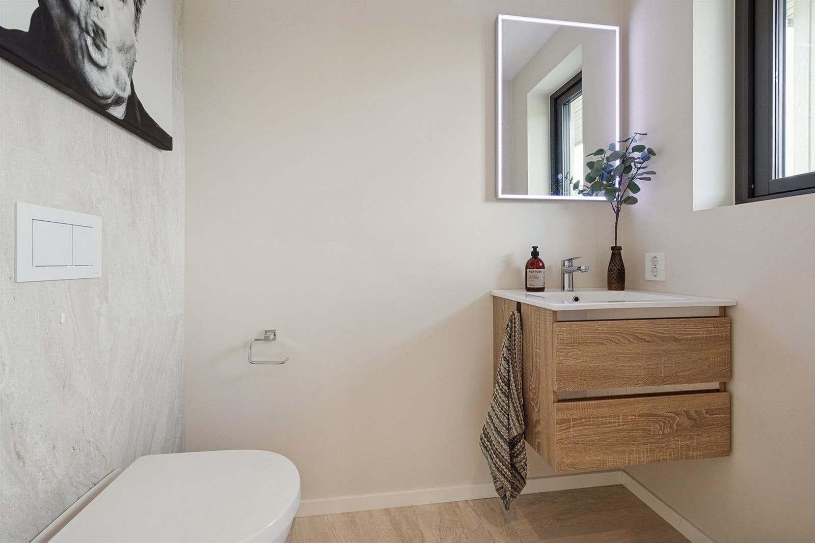 Stilrent gjestetoalett i tilknytning til entréen Galleribilde