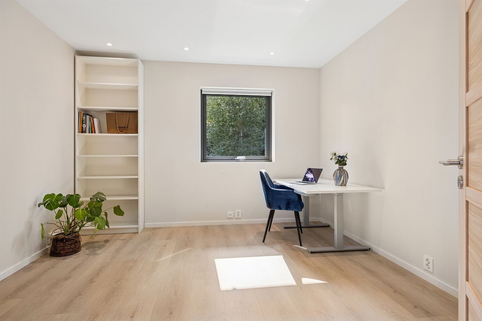 Soverom i 1. etasje benyttes i dag som kontor. Vindu med rolig utsyn mot naturen. Galleribilde